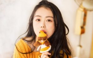 男友既不认我们的关系，又纠缠前女友，我到底该怎么处理？