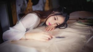 我翻男友手机怀疑他出轨联系，我该怎么办才好？